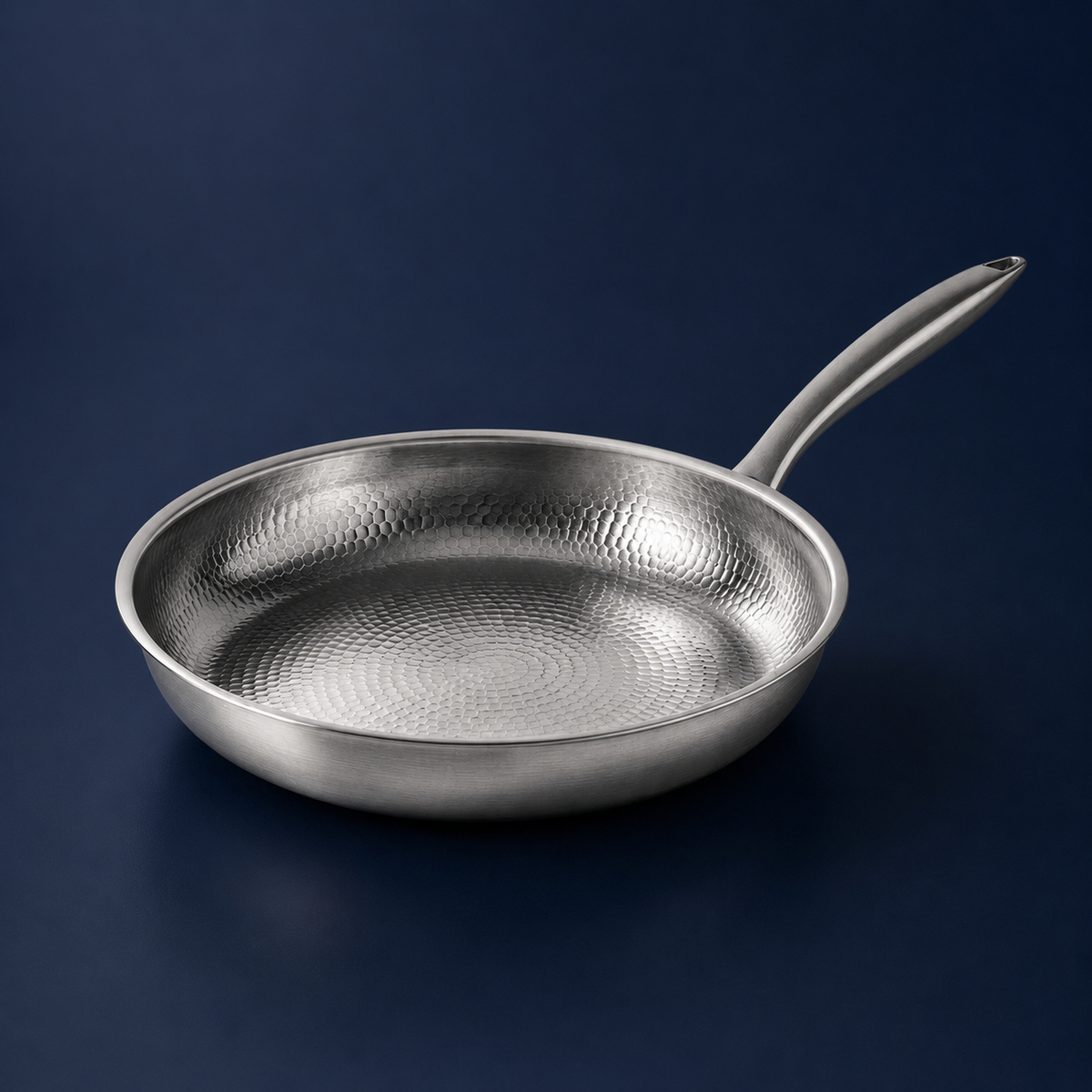Poêle martelée en titane pur Maison Ferré®, vue d'ensemble