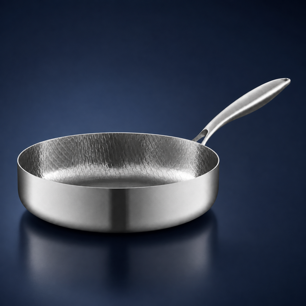 Poêle profonde martelée en titane pur Maison Ferré®, vue d'ensemble