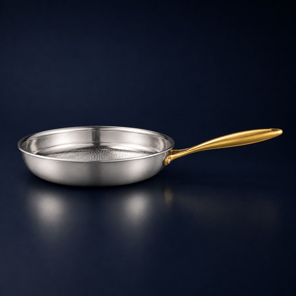 Poêle martelée en titane Maison Ferré® à manche or, vue de profil