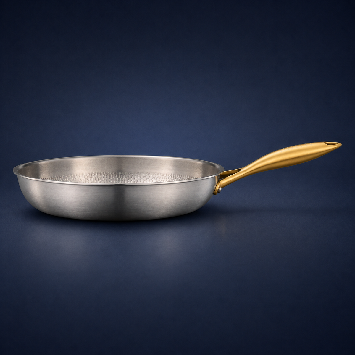 Poêle en titane Maison Ferré® à manche or, vue de profil