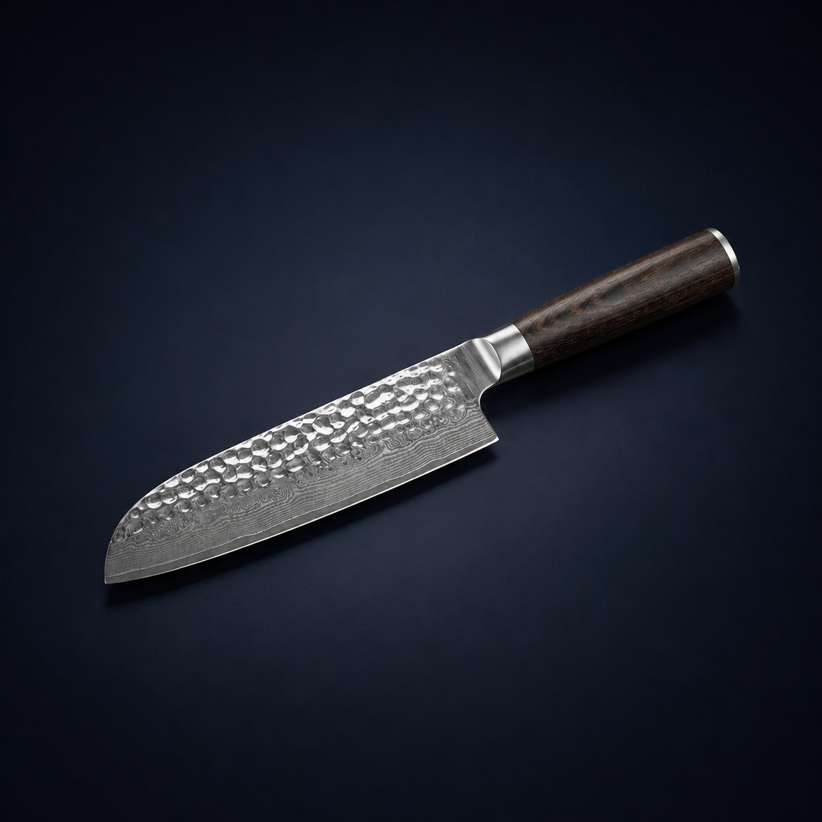 Vue d'ensemble de Couteau Santoku Martelé – Lame 18 cm en Acier Damassé