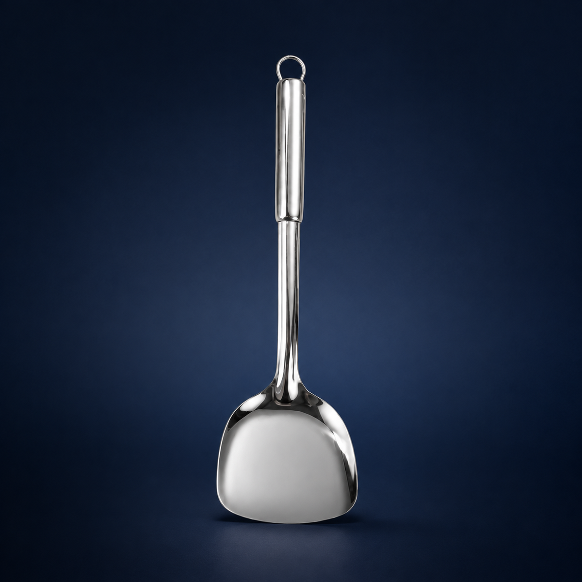 Spatule pleine en titane Maison Ferré® sur fond bleu nuit