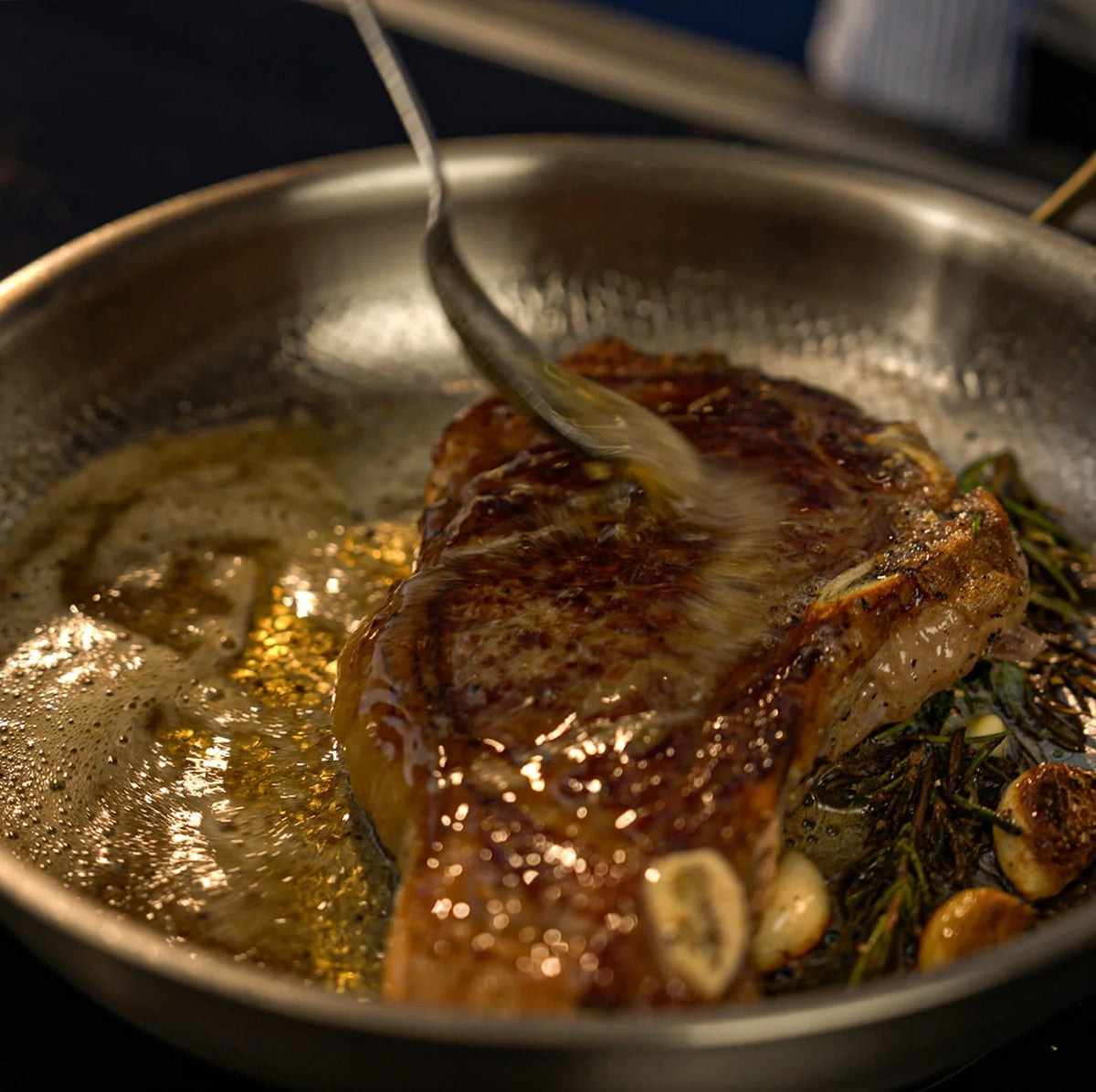 Entrecôte saisie à la poêle en titane Maison Ferré®, arrosée au beurre avec ail et herbes